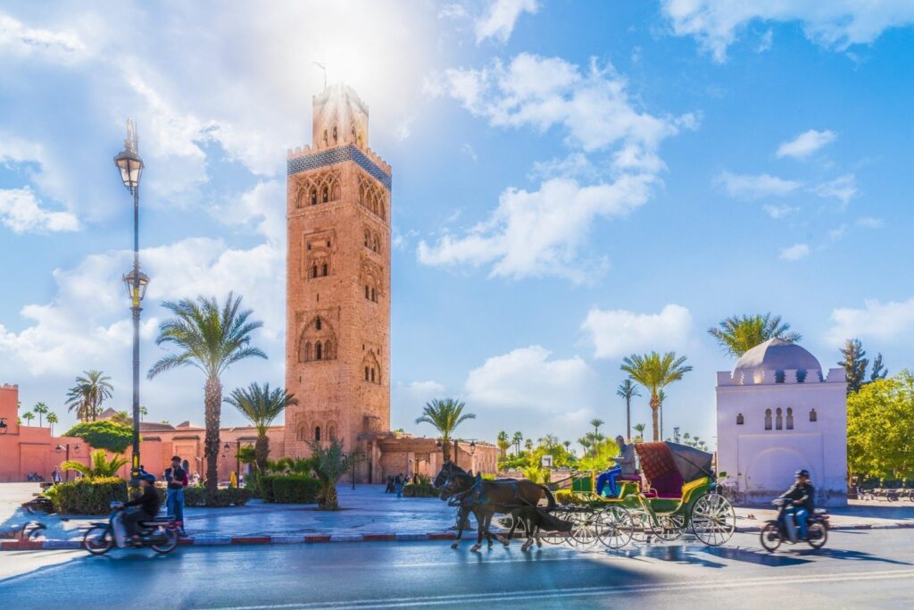 La icónica Mezquita Koutoubia al atardecer en Marrakech, Marruecos.