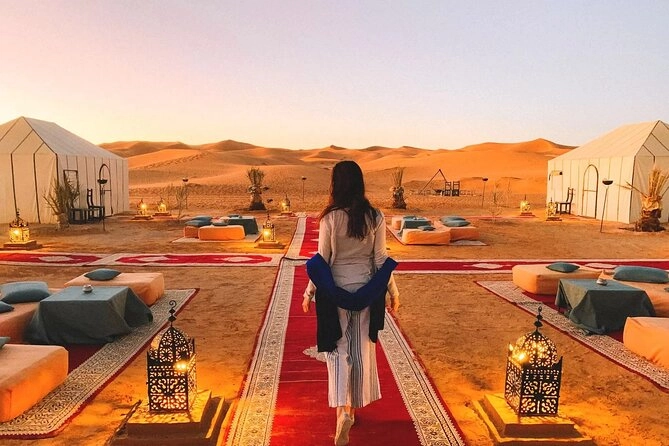 La Experiencia del Desierto de Merzouga: Atardecer, Cena y Show