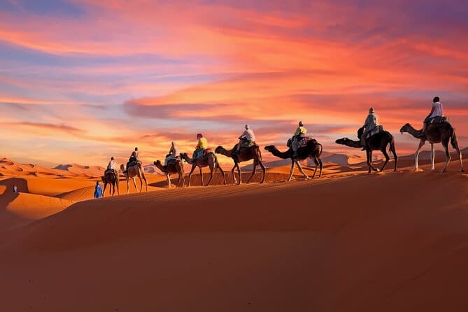 ¿Cuál es la temperatura en el desierto de Merzouga por la noche?